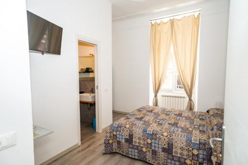 a bedroom with a bed and a window at shelley affittacamere in La Spezia