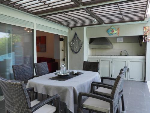 En restaurang eller annat matställe på Deluxe 3BD Pool Villa in Chrousso beach Paliouri