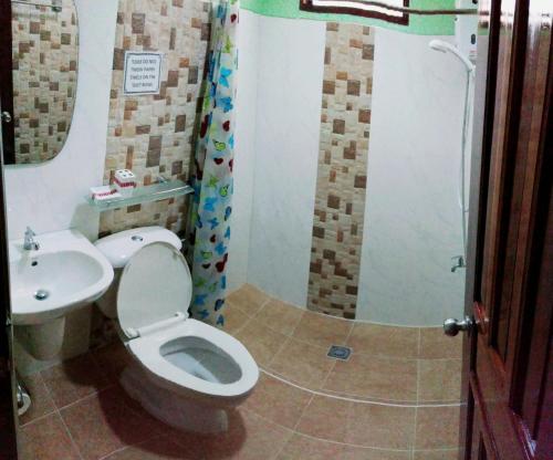 La salle de bains est pourvue de toilettes et d'un lavabo. dans l'établissement CHISIPHIL Homestay Port Barton, à San Vicente