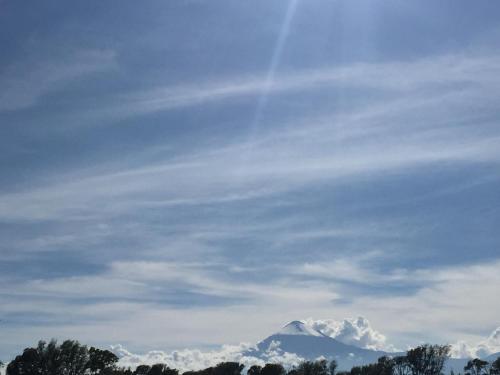 a mountain in the distance with a cloudy sky at Hotelito Ejido in Sanctórum