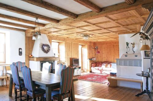 ein Wohnzimmer mit einem Holztisch und Stühlen in der Unterkunft Maso Gretel in Tesero