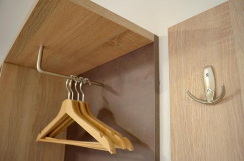 a wooden birdhouse hanging from a wooden door at Hana Aparthotel in Hamburg