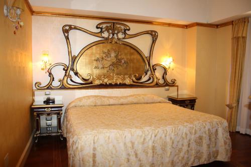 een slaapkamer met een bed en twee nachtkastjes bij Hotel Il Principe in Milazzo