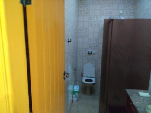 a bathroom with a toilet in a bathroom stall at Paraiso dentro da cidade in Serra Negra
