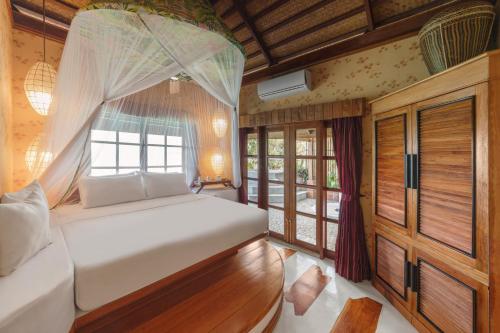 Uma cama ou camas num quarto em NoaNoa Private Island