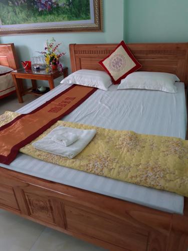 Postel nebo postele na pokoji v ubytování Yen Minh Hotel Thien An
