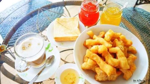 Ein Teller mit Waffeln und Brot auf einem Tisch in der Unterkunft Baan Suan Ramita Resort in Chanthaburi