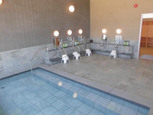 a swimming pool with four sinks in a bathroom at Oyabe City Cycling Terminal in Oyabe