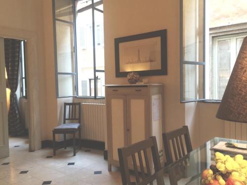 ローマにあるLa Casa In Vetrinaのリビングルーム(テーブル、椅子、窓付)