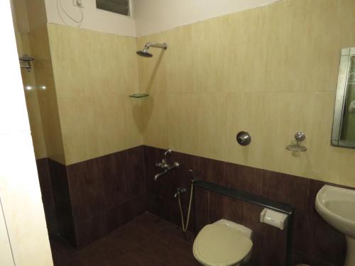 y baño con aseo y lavamanos. en The Corporate Comforts, en Bangalore