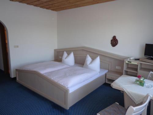 Postel nebo postele na pokoji v ubytování Hotel am See