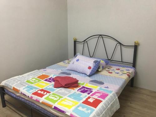 - un lit avec une couette et 2 oreillers dans l'établissement Taman Rambai Homestay, à Malacca