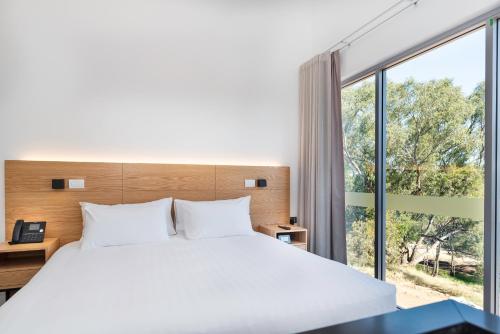 1 dormitorio con cama y ventana grande en Maya Maya at Mandoon Estate, en West Swan