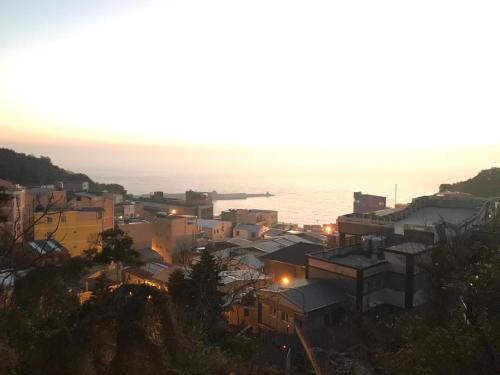 Dongyin/にあるDongyin First Homestayの夜の海を背景にした都市