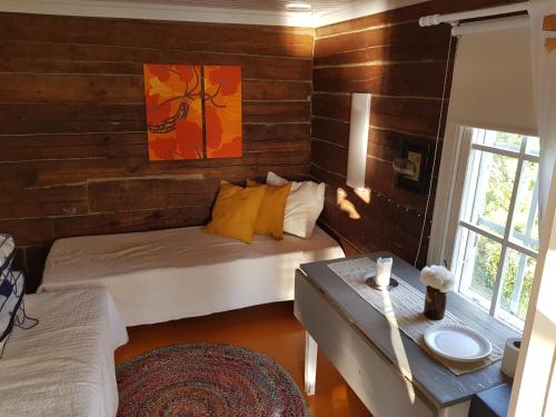 a room with a bed and a table in it at Salen Saunamökki in Ranua