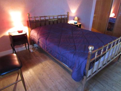 เตียงในห้องที่ Gîte du Brugayrou