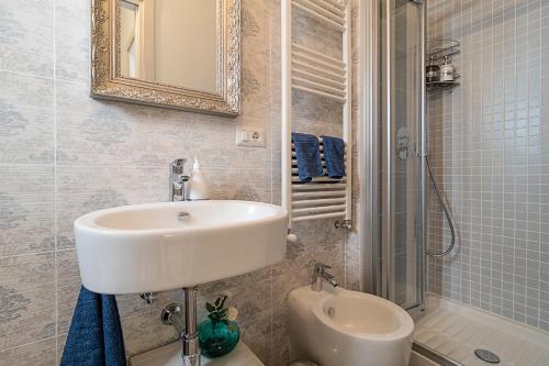 a bathroom with a sink and a toilet and a shower at Casa Sferisterio Macerata in Macerata