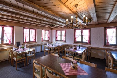 מסעדה או מקום אחר לאכול בו ב-Berggasthaus Piz Calmot