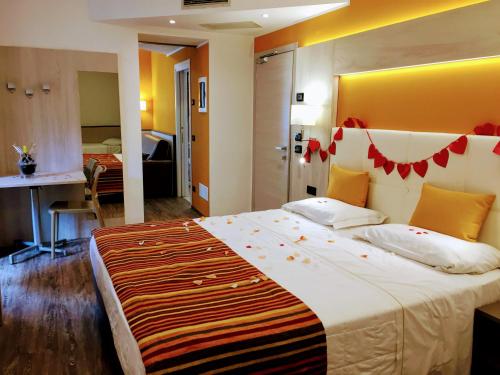 ein Hotelzimmer mit einem großen Bett in einem Zimmer in der Unterkunft Hotel Dolomiti in Malcesine