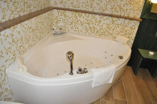 a bath tub with a faucet in a bathroom at Hotel Motel 2 in Castel San Giovanni