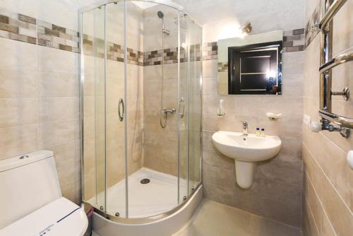 W łazience znajduje się prysznic, toaleta i umywalka. w obiekcie Villa Alessia w mieście Schodnica