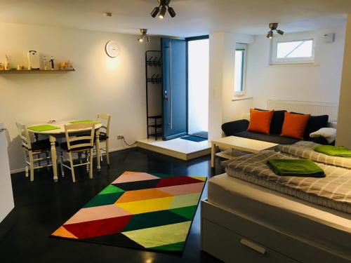 テュービンゲンにあるRuhige Wohnung in zentraler Lage Tübingensのリビングルーム(ベッド1台付)、ダイニングルーム