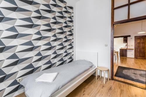 Ліжко або ліжка в номері French Touch Apartment with Free Parking