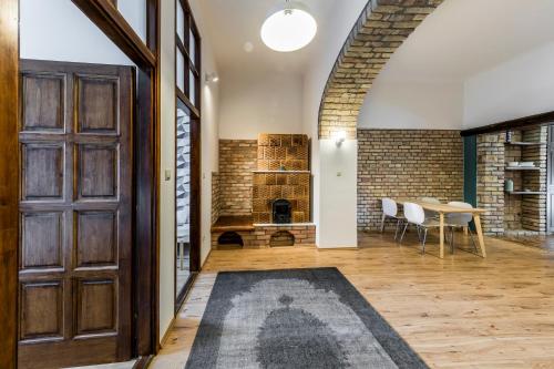 ブダペストにあるFrench Touch Apartment with Free Parkingのドア、テーブル、暖炉付きの部屋