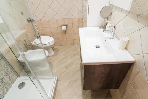 ナポリにあるDomus Toledoのバスルーム(トイレ、洗面台、シャワー付)
