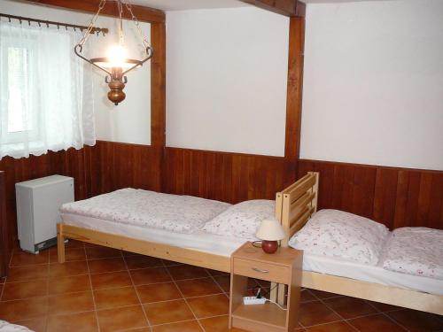 A bed or beds in a room at Chaloupka v Podyjí - Podmolí