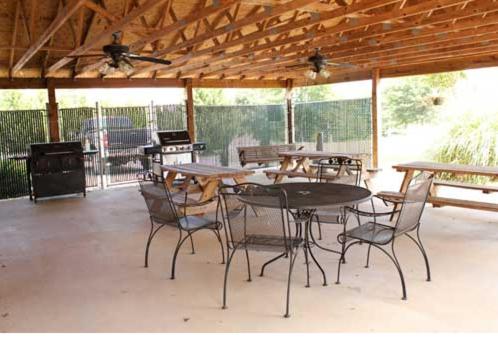 un patio con mesas y sillas en un pabellón en Eastside Suites, en Lynchburg