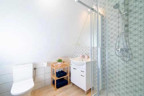 Bilik mandi di Apartamenty Dom Kifnera