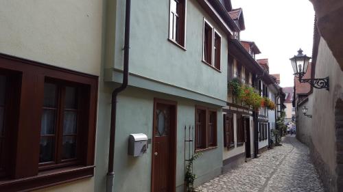 an empty alley with a building and a street at Haus zum wilden Manne in Erfurt
