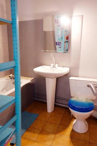 une salle de bain avec un lavabo et des toilettes dans l'établissement 1bis rue Capitaine Corhumel, à Nantes