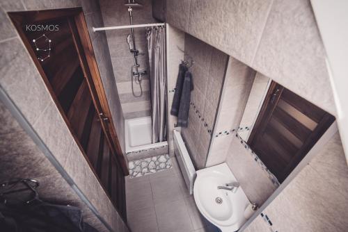 トルンにあるKosmos 9 - Apartament Astroの小さなバスルーム(トイレ、シャワー付)が備わります。