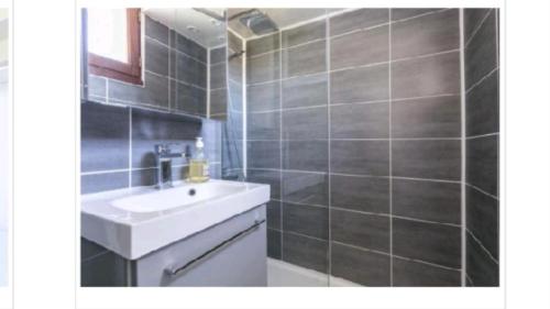 een badkamer met een wastafel en een spiegel bij F3 NARBONE-PLAGE AVEC SOLARIUM 250M DE LA MER VUE MER ET CLAPE in Narbonne-Plage
