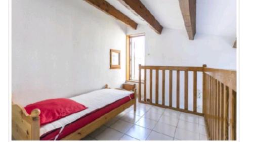 une chambre avec un lit avec une couverture rouge dans l'établissement F3 NARBONE-PLAGE AVEC SOLARIUM 250M DE LA MER VUE MER ET CLAPE, à Narbonne-Plage