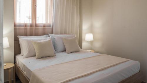 Postel nebo postele na pokoji v ubytování Aelia Apartments
