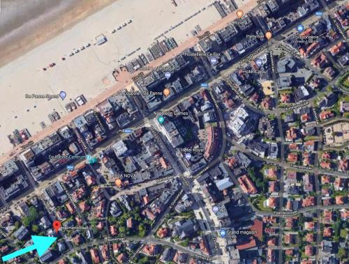 een kaart van een stad naast het strand bij villa Suècia in De Panne