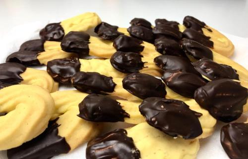 un grupo de rosquillas cubiertas de chocolate sobre una mesa en Tambien B&B, en Pesaro