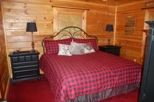 En eller flere senge i et værelse på His Promises Cabin