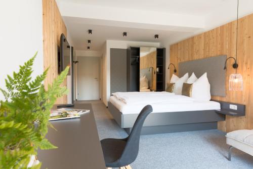 Habitación de hotel con cama y silla en Gasthof Erlauftalerhof en Gaming