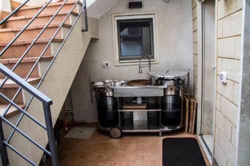 una cocina en una casa pequeña con parrilla en Little House, en Modugno