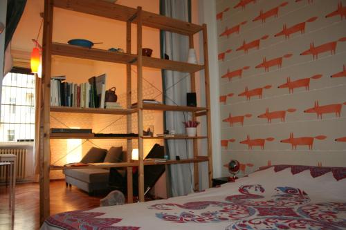 ein Schlafzimmer mit einem Etagenbett und einem Bücherregal in der Unterkunft Appartamento Conte Rosso in Turin