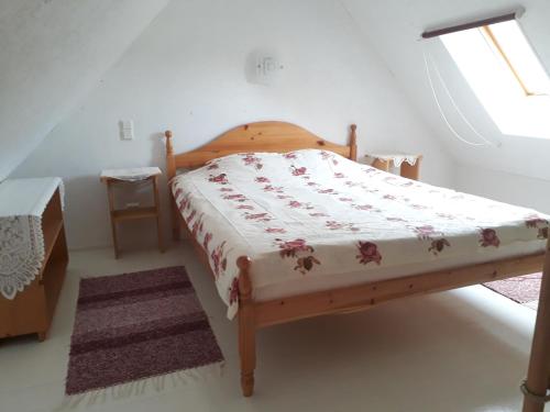 1 dormitorio con cama de madera y ventana en Toomarahva Farmstay, en Altja