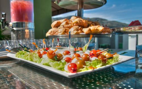 Comida en o cerca de este hotel