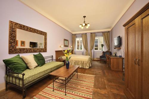 a living room with a couch and a bed at Hotel Edward Kelly in Český Krumlov