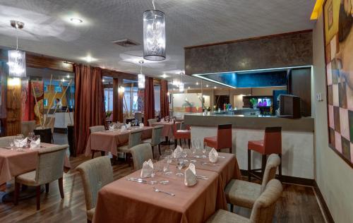 Un restaurante o sitio para comer en Studio Hotel Boutique