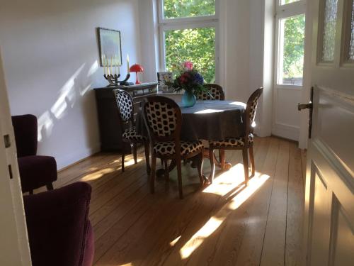 a dining room table and chairs in a room at Hamburg Center Island in Hamburg