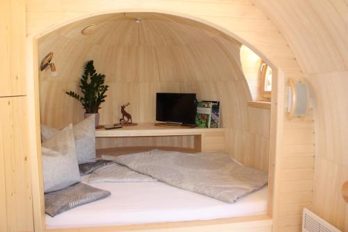 Llit o llits en una habitació de Igluhut Tiny House Winterberghof